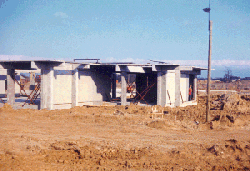Foto af skolen under opførelse fra 1973