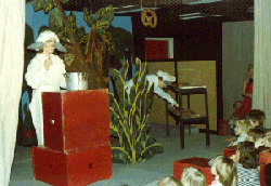 Foto af opførelse i forbindelse med en skolefest i 1975